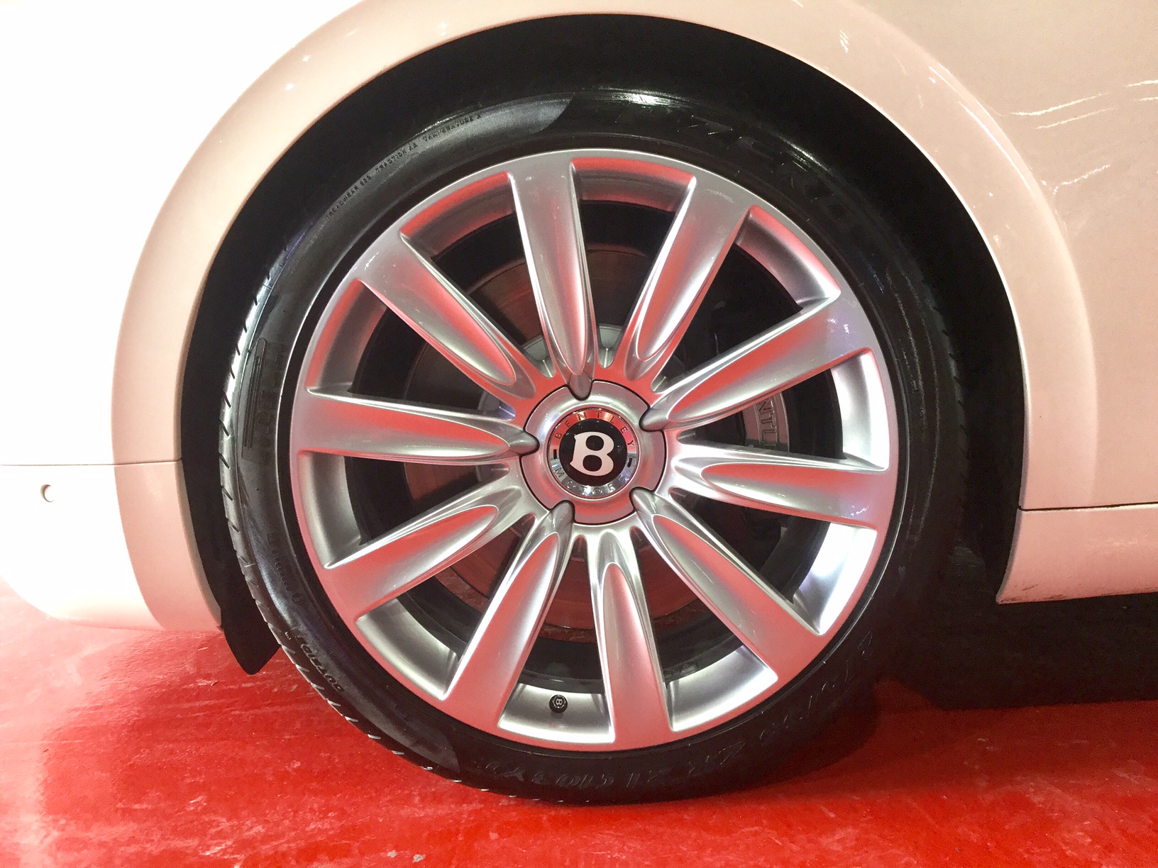 Wheel and tire - Detailed view